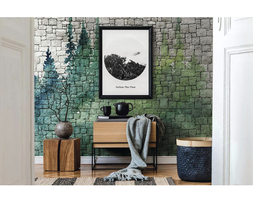 Salon décoratif avec papier peint à motifs de pierres et mobilier assorti