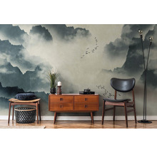 Aménagement intérieur avec papier peint photo, commode, chaise et lampadaire