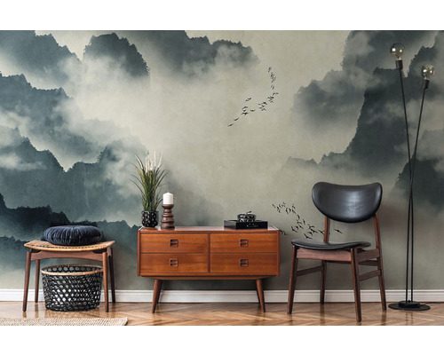 Aménagement intérieur avec papier peint photo, commode, chaise et lampadaire