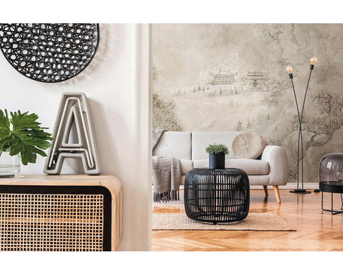 Salon avec canapé, lampadaire et éléments décoratifs pour une ambiance élégante