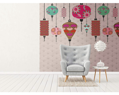 Dekoratives Zimmer mit Sessel, Beistelltisch und Tapete mit Laternenmotiven