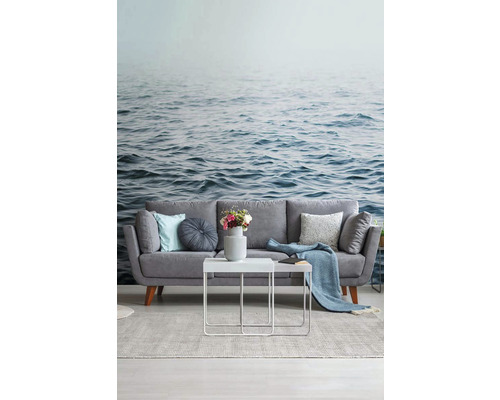 Wohnzimmer mit Fototapete, Sofa und Couchtischen