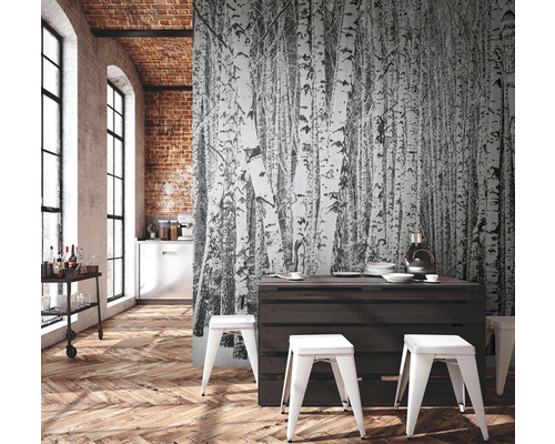 Intérieur avec papier peint forêt de bouleaux, table en bois foncé et tabourets blancs