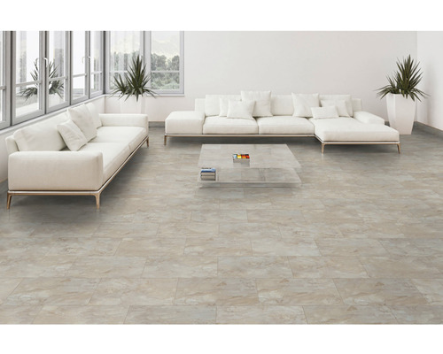 Heller Wohnraum mit Fliesen in Steinoptik, weißen Sofas und Zimmerpflanzen