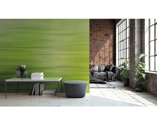 Intérieur clair et spacieux avec papier peint à motifs, table, tabouret et canapé