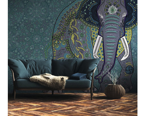 Salon avec papier peint éléphant à motifs, canapé et parquet