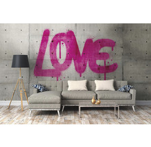 Salon avec canapé, lampadaire et fresque murale avec le mot amour.