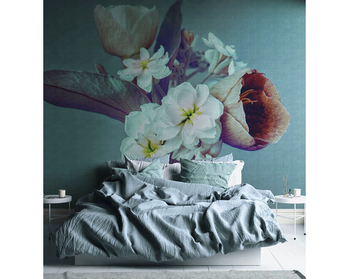 Schlafzimmer mit Fototapete mit Blumenmuster über dem Bett