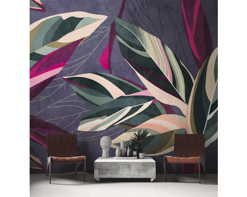 Dekorativer Raum mit Blattmuster-Tapete, zwei Stühlen und einem Tisch