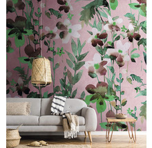 Salon avec papier peint intissé à motifs floraux, canapé, table et lampe en osier