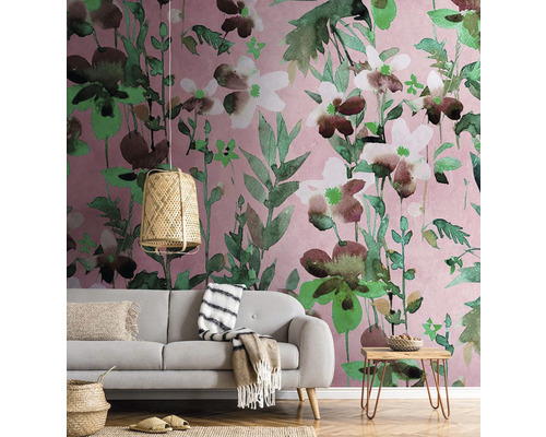 Wohnzimmer mit floraler Vliestapete, Sofa, Tisch und Lampe aus Korb