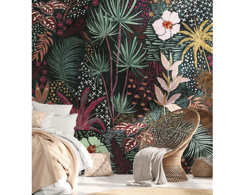 Schlafzimmer mit einer Wand bedeckt mit einer Tapete mit tropischen Pflanzen.