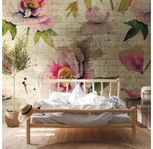 Ein Schlafzimmer mit einem Bett und einer Fototapete mit Blumenmuster und Schriftzügen