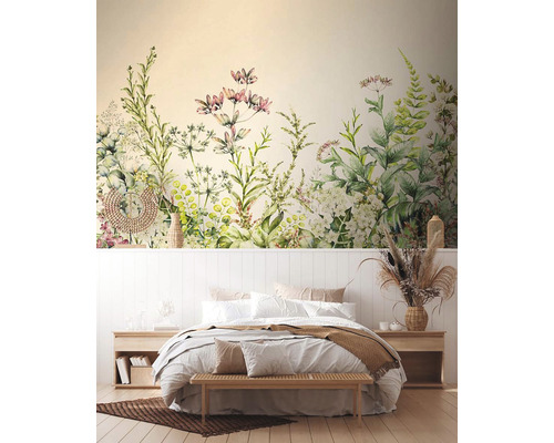 Schlafzimmer mit Wandbild mit Pflanzenmotiven über dem Kopfteil des Bettes