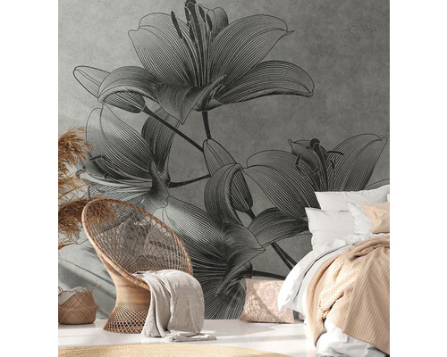 Chambre à coucher avec grand papier peint floral et fauteuil en rotin