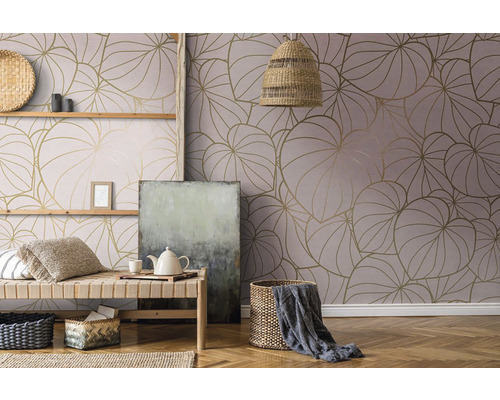 Salon décoratif avec papier peint à motif de feuilles, étagères en bois et panier en osier