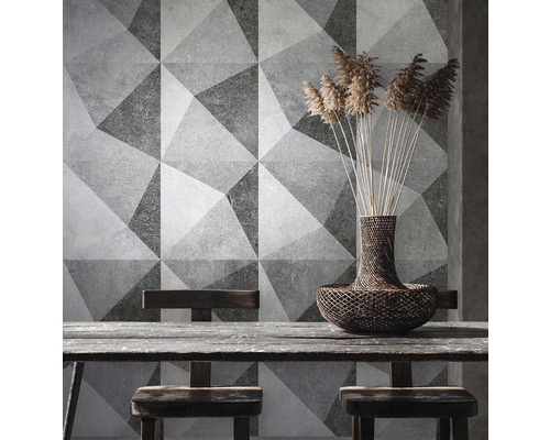 Dekoratives Interieur mit geometrischer Tapete, Tisch und Vase mit Ziergras