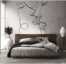 Schlafzimmer mit Bett, Wandtattoo und Dekoration