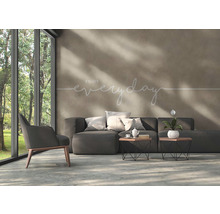 Salon avec canapé, fauteuil et tables d''appoint devant la fenêtre