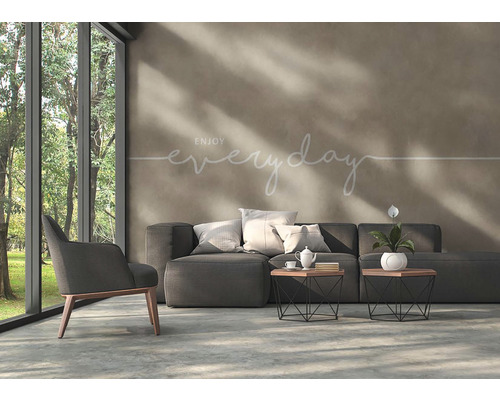 Salon avec canapé, fauteuil et tables d''appoint devant la fenêtre