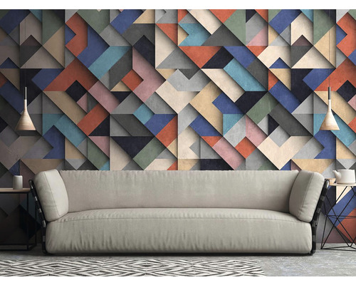 Salon avec canapé et papier peint géométrique