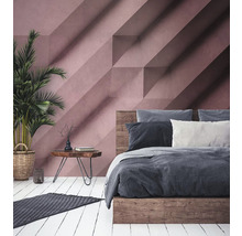 Schlafzimmer mit Bett, Nachttisch und Zimmerpflanze vor einer Wand mit geometrischem Muster