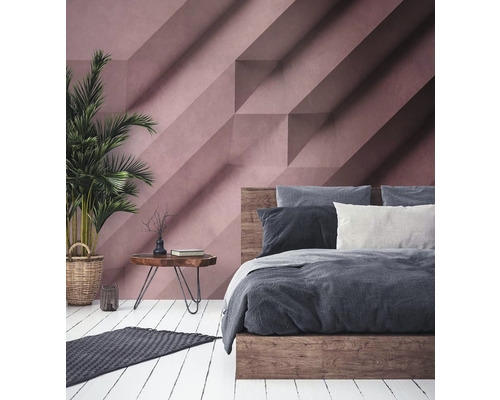 Chambre à coucher avec lit, table de chevet et plante d''intérieur devant un mur à motif géométrique