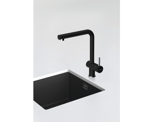 Robinet de cuisine noir avec évier