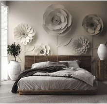 Schlafzimmer mit Bett, Blumenwanddeko, Pflanzen in Vase und Holzmöbeln