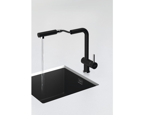 Robinet de cuisine noir avec douchette extractible au-dessus d''un évier