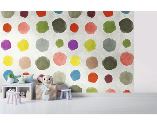 Chambre d''enfant avec papier peint à motif à pois