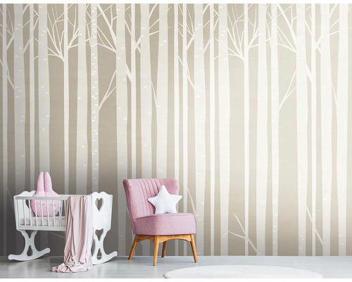 Chambre d''enfant avec papier peint forêt, berceau et fauteuil