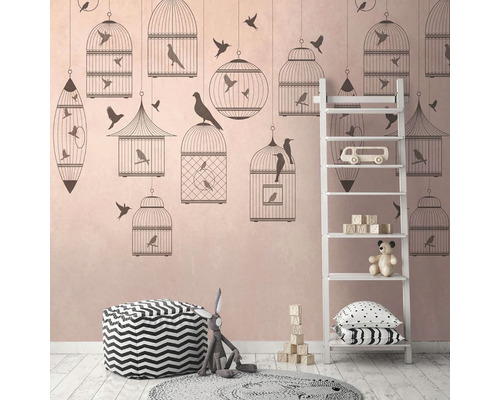 Chambre d''enfant décorative avec papier peint à motifs de cage à oiseaux, étagère et jouets