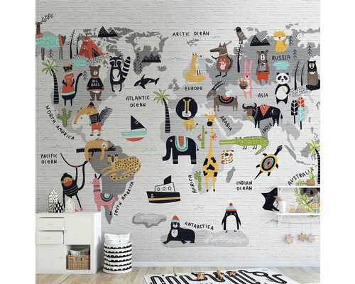 Kinderzimmer mit Weltkarte-Tapete und Tiermotiven an der Wand