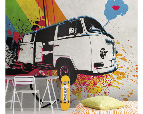 Papier peint photo avec un van VW dessiné, des éclaboussures et un skateboard portant l''inscription One Way dans une pièce lumineuse.