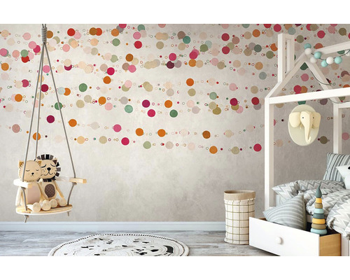 Chambre d''enfant avec balançoire, lit de jeu et papier peint à pois