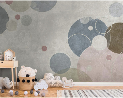 Décoration murale avec papier peint à motif de cercles dans une chambre d''enfant.