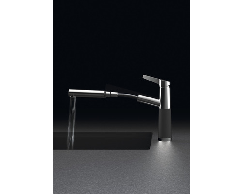 Küchenarmatur mit Ausziehbrause und fließendem Wasser