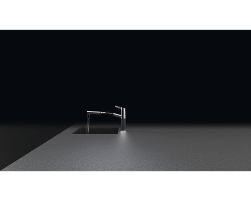 Küchenarmatur mit herausziehbarer Brause auf Arbeitsplatte