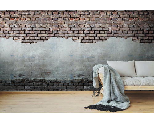 Wandtapete mit Ziegelmuster über Putzstruktur in Innenraum-Szene