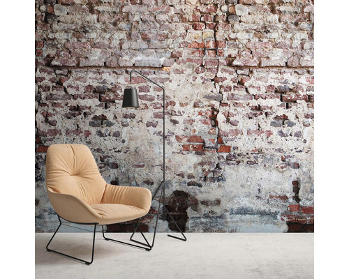 Szene mit Sessel und Stehlampe vor einer Ziegelwand