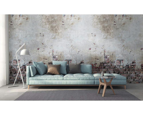 Wohnzimmer mit Sofa, Stehlampe, Teppich und Tisch