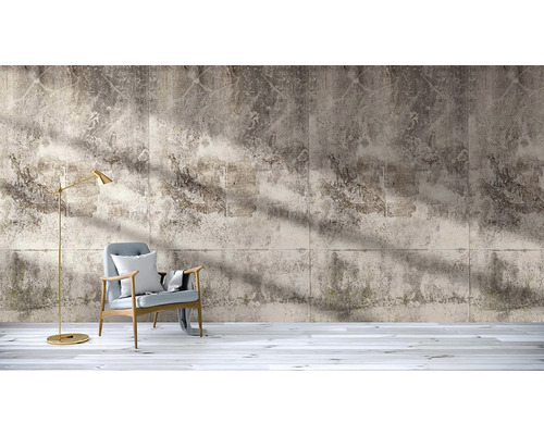Salon avec papier peint effet béton, fauteuil et lampadaire