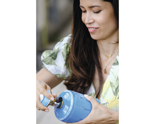 Frau schliesst Gaskocher an Butan Propangasflasche an