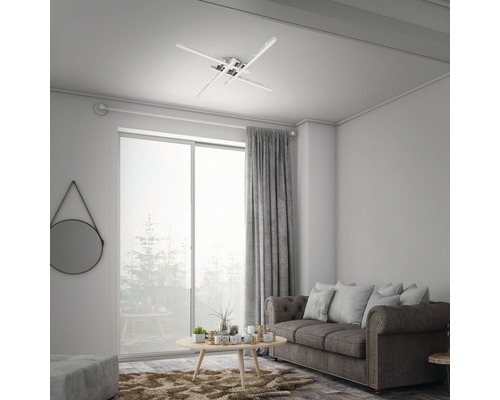 Wohnzimmer mit Deckenleuchte, Couch und Fenster