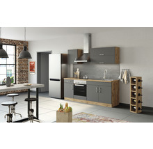Moderne Küche mit Küchenschränken, Kühlschrank, Esstisch und Stühlen.