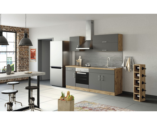 Moderne Küche mit Küchenschränken, Kühlschrank, Esstisch und Stühlen.