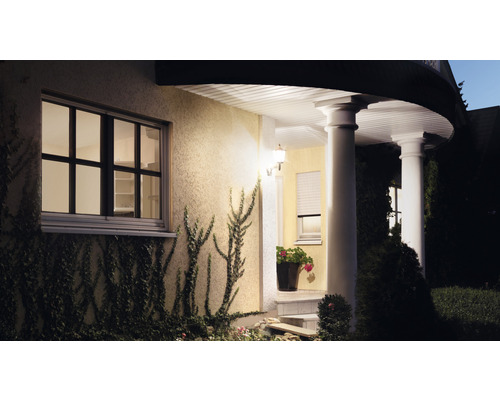 Extérieur d''une maison avec des fenêtres, des volets roulants et de l''éclairage