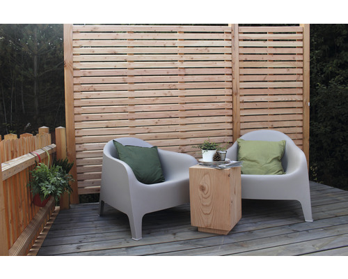 Terrasse mit Holzsichtschutzwand, zwei Stühlen und einem Holzhocker