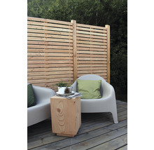 Sichtschutzzaun aus Holz mit Gartenmöbeln auf einer Holzterrasse